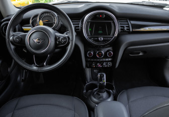 Подержанный автомобиль MINI Hatch 2018 года (10 фото)