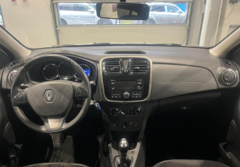 Подержанный автомобиль Renault Sandero 2015 года (13 фото)