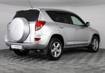 Подержанный автомобиль Toyota RAV4 2007 года (5 фото)