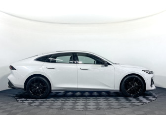 Подержанный автомобиль Changan UNI-V 2023 года (4 фото)