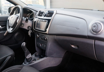 Подержанный автомобиль Renault Sandero 2015 года (9 фото)