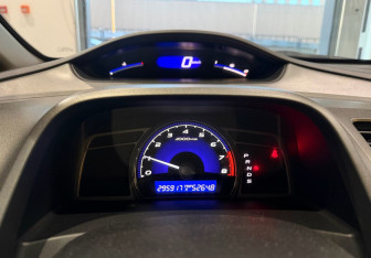 Подержанный автомобиль Honda Civic Sedan 2011 года (15 фото)