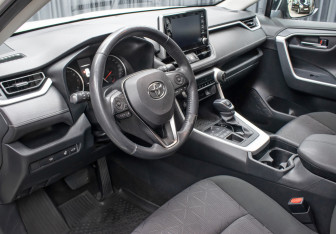 Подержанный автомобиль Toyota RAV4 2019 года (16 фото)