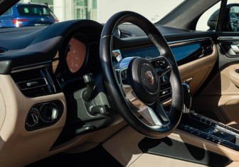 Подержанный автомобиль Porsche Macan 2020 года (13 фото)
