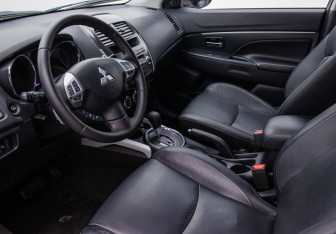 Подержанный автомобиль Mitsubishi ASX 2011 года (10 фото)