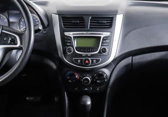 Подержанный автомобиль Hyundai Solaris Hatchback 2012 года (11 фото)