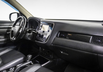 Подержанный автомобиль Mitsubishi Outlander 2017 года (9 фото)