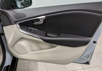 Подержанный автомобиль Volvo V40 Cross Country 2014 года (20 фото)