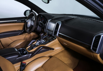 Подержанный автомобиль Porsche Cayenne 2012 года (11 фото)