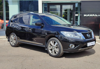 Подержанный автомобиль Nissan Pathfinder 2015 года (3 фото)