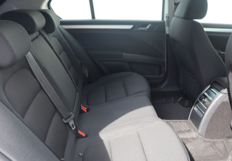 Подержанный автомобиль Skoda Superb Liftback 2013 года (23 фото)