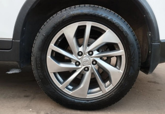 Подержанный автомобиль Nissan X-Trail 2015 года (15 фото)