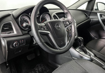 Подержанный автомобиль Opel Astra Sedan 2014 года (13 фото)