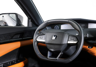 Подержанный автомобиль Changan UNI-V 2023 года (16 фото)