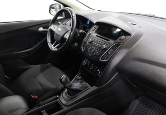 Подержанный автомобиль Ford Focus Hatchback 2017 года (10 фото)