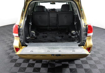 Подержанный автомобиль Toyota Land Cruiser Suv 2008 года (10 фото)