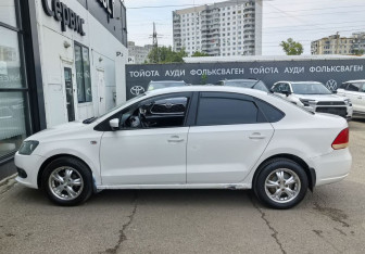 Подержанный автомобиль Volkswagen Polo Sedan 2010 года (8 фото)