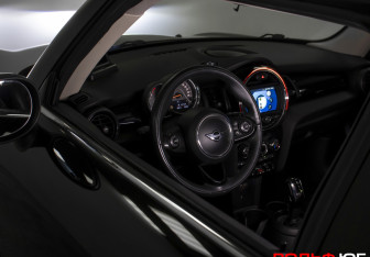 Подержанный автомобиль MINI Hatch 2019 года (18 фото)