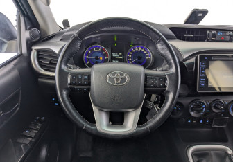 Подержанный автомобиль Toyota Hilux 2019 года (23 фото)
