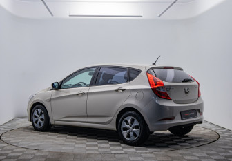 Подержанный автомобиль Hyundai Solaris Hatchback 2015 года (7 фото)