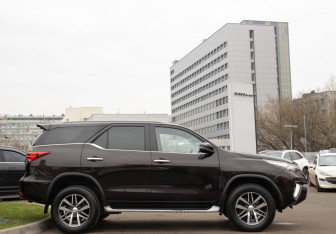 Подержанный автомобиль Toyota Fortuner 2018 года (3 фото)
