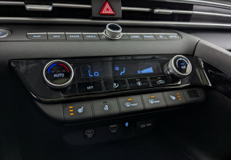 Подержанный автомобиль Hyundai Elantra Sedan 2023 года (29 фото)