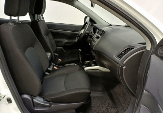 Подержанный автомобиль Mitsubishi ASX 2012 года (19 фото)