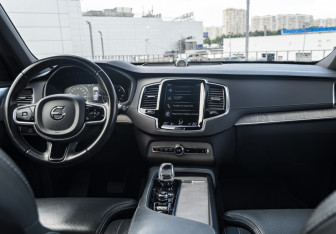 Подержанный автомобиль Volvo XC90 2019 года (14 фото)