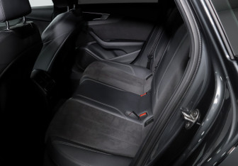 Подержанный автомобиль Audi A4 Sedan 2020 года (10 фото)