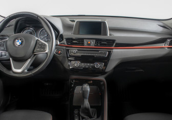 Подержанный автомобиль BMW X1 2017 года (11 фото)