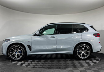 Подержанный автомобиль BMW X5 2025 года (5 фото)