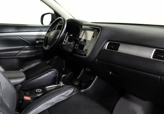 Подержанный автомобиль Mitsubishi Outlander 2014 года (10 фото)