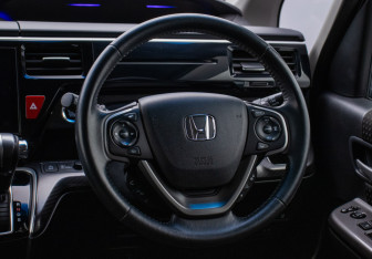 Подержанный автомобиль Honda Stepwgn 2019 года (16 фото)