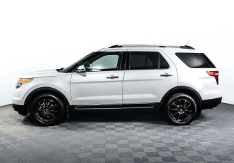 Подержанный автомобиль Ford Explorer 2012 года (3 фото)