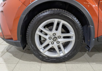 Подержанный автомобиль Toyota C-HR 2021 года (12 фото)
