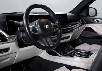 Подержанный автомобиль BMW X7 2023 года (14 фото)