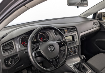 Подержанный автомобиль Volkswagen Golf Hatchback 2013 года (16 фото)