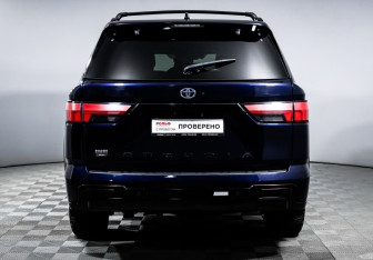 Подержанный автомобиль Toyota Sequoia 2023 года (6 фото)