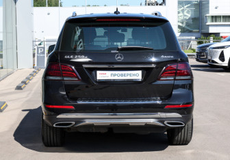 Подержанный автомобиль Mercedes-Benz GLE 2016 года (6 фото)