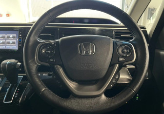 Подержанный автомобиль Honda Stepwgn 2019 года (14 фото)