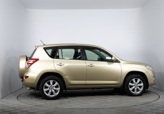 Подержанный автомобиль Toyota RAV4 2011 года (4 фото)