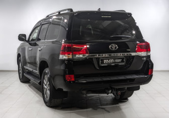 Подержанный автомобиль Toyota Land Cruiser Suv 2018 года (7 фото)
