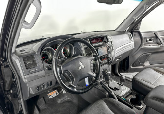 Подержанный автомобиль Mitsubishi Pajero 2015 года (12 фото)