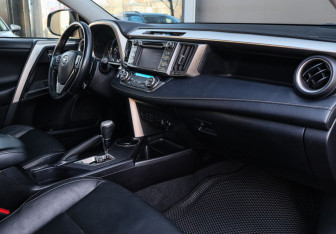 Подержанный автомобиль Toyota RAV4 2013 года (7 фото)