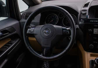 Подержанный автомобиль Opel Zafira Compactvan 2011 года (15 фото)