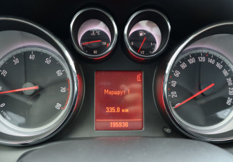 Подержанный автомобиль Opel Astra Hatchback 2011 года (17 фото)