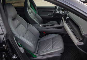 Подержанный автомобиль Zeekr 001 2023 года (11 фото)