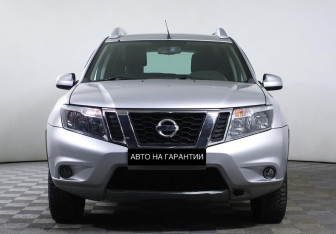 Подержанный автомобиль Nissan Terrano 2015 года (2 фото)