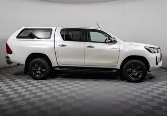 Подержанный автомобиль Toyota Hilux 2021 года (4 фото)