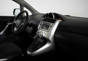 Подержанный автомобиль Toyota Verso 2012 года (9 фото)